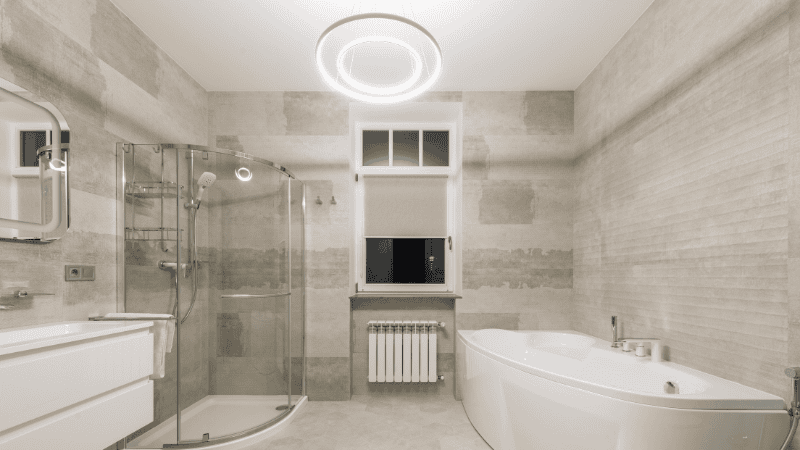 A cold-toned lamp has been installed in the large bathroom, making it brighter and clearer.