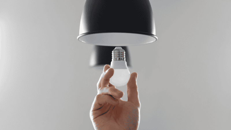 the process of installing led light bulb