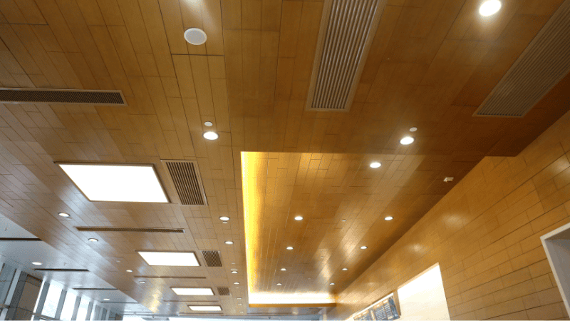 Hidden LED small bulbs applied to the roof can effectively illuminate the room and do not take up space.